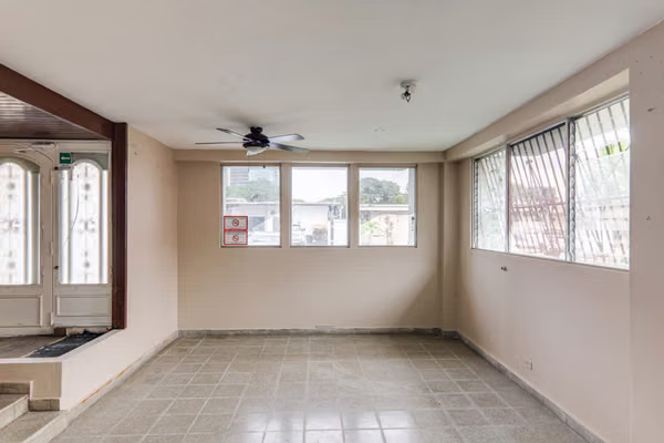 Oportunidad de Inversión en Bethania: Propiedad de uso Comercial con Terreno Adicional