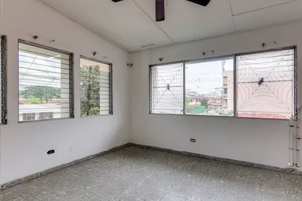 Oportunidad de Inversión en Bethania: Propiedad de uso Comercial con Terreno Adicional