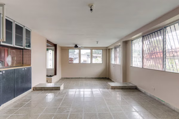 Oportunidad de Inversión en Bethania: Propiedad de uso Comercial con Terreno Adicional