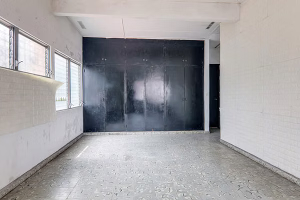 Oportunidad de Inversión en Bethania: Propiedad de uso Comercial con Terreno Adicional