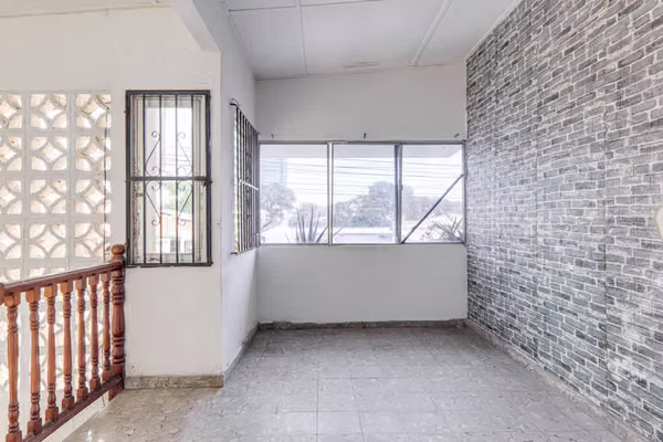 Oportunidad de Inversión en Bethania: Propiedad de uso Comercial con Terreno Adicional