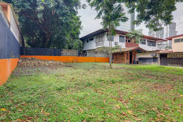 Oportunidad de Inversión en Bethania: Propiedad de uso Comercial con Terreno Adicional