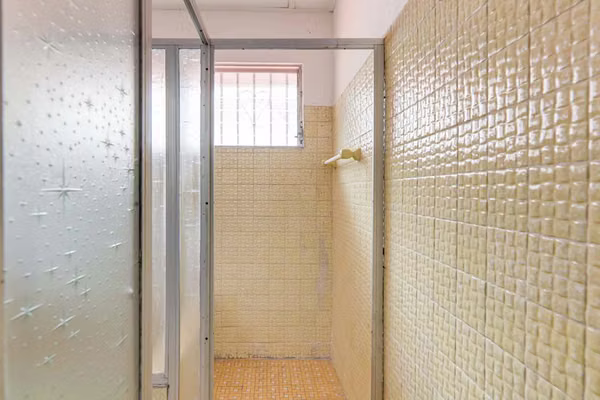 Oportunidad de Inversión en Bethania: Propiedad de uso Comercial con Terreno Adicional