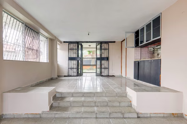 Oportunidad de Inversión en Bethania: Propiedad de uso Comercial con Terreno Adicional