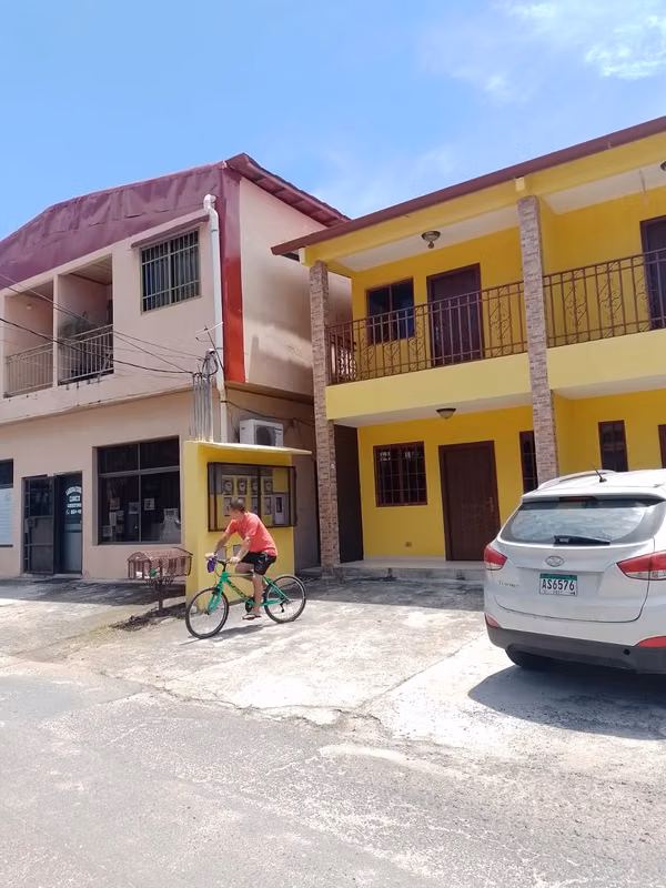 Apartamento de dos pisos con doble altura en San Carlos KM 92