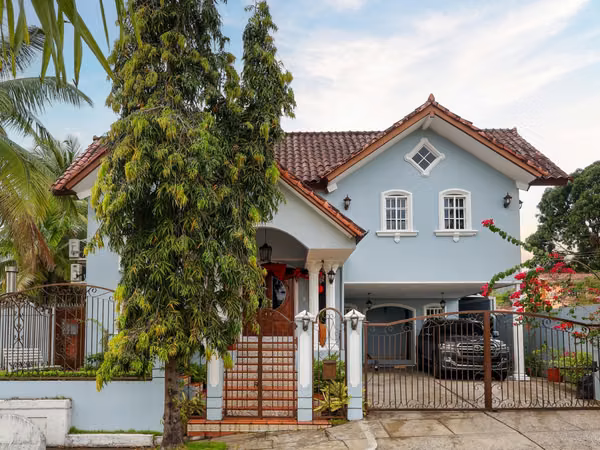 Venta de casa de 2 niveles en Altos de Panamá