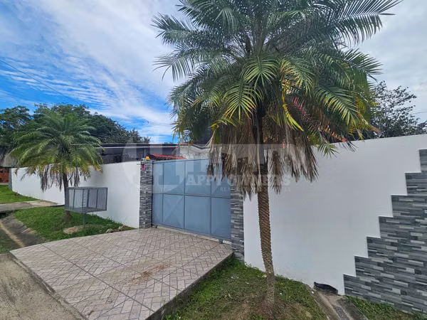 Venta de casa con muro perimetral en Residencial El Mesón, Chitré