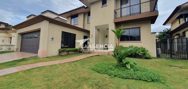 Clayton, Venta de Casa Unifamiliar en Embassy Club con amplia terraza