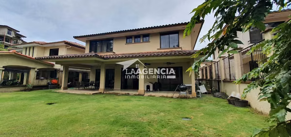 Clayton, Venta de Casa Unifamiliar en Embassy Club con amplia terraza