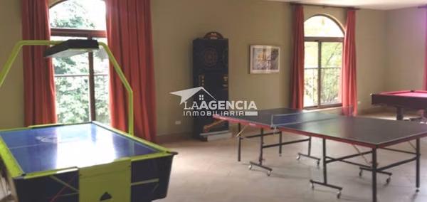 Clayton, Venta de Casa Unifamiliar en Embassy Club con amplia terraza