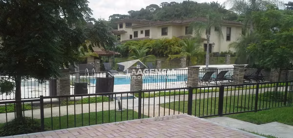 Clayton, Venta de Casa Unifamiliar en Embassy Club con amplia terraza