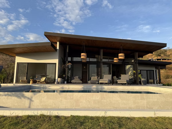Big house for sale with ocean view in Cañas with 2300m2 land - 10 min. from Venao