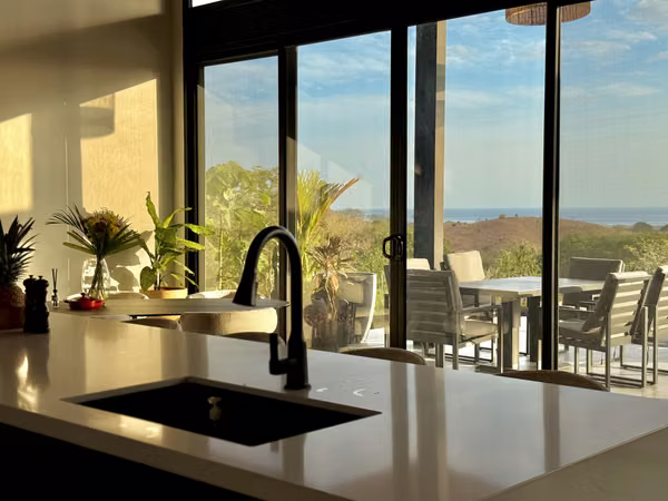 Big house for sale with ocean view in Cañas with 2300m2 land - 10 min. from Venao