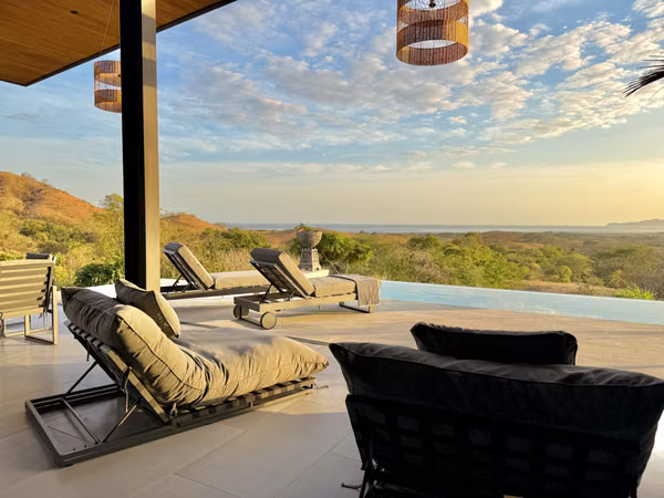 Big house for sale with ocean view in Cañas with 2300m2 land - 10 min. from Venao