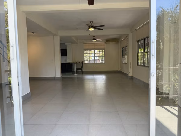 Clayton, Alquiler de Casa Duplex con amplia terraza y jardín