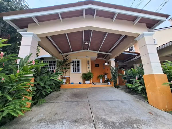 Venta de Casa en Villa Lucre, Residencial Paseo Real, 208m2