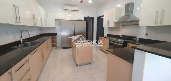Clayton, Venta de Casa Unifamiliar en Sendero de Camino de Cruces con 2 terrazas