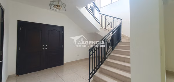 Clayton, Venta de Casa Unifamiliar en Sendero de Camino de Cruces con 2 terrazas