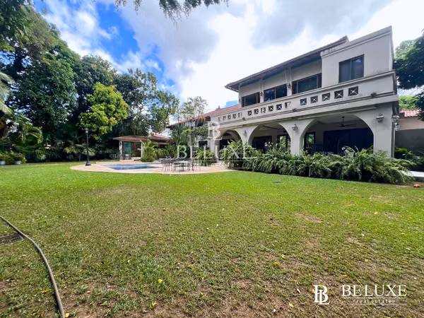 VENTA DE CASA DE LUJO CON PISCINA EN ALTOS DEL GOLF (8)
