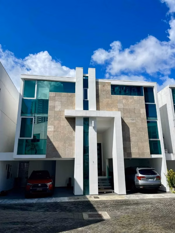 Alquiler Casa en Altos del Golf con Línea  Blanca