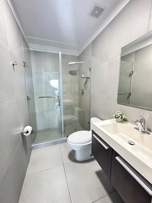 SE VENDE APARTAMENTO EN PH YACHT CLUB, AV. BALBOA
