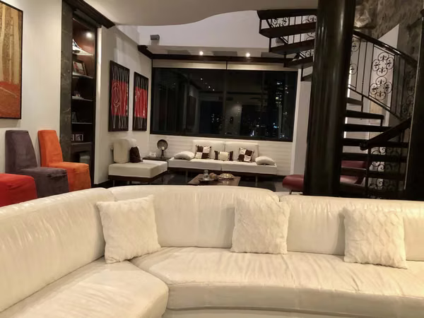 Apartamento Semi amueblado de 3 niveles Tipo Loft  // Penthouse San Francisco
