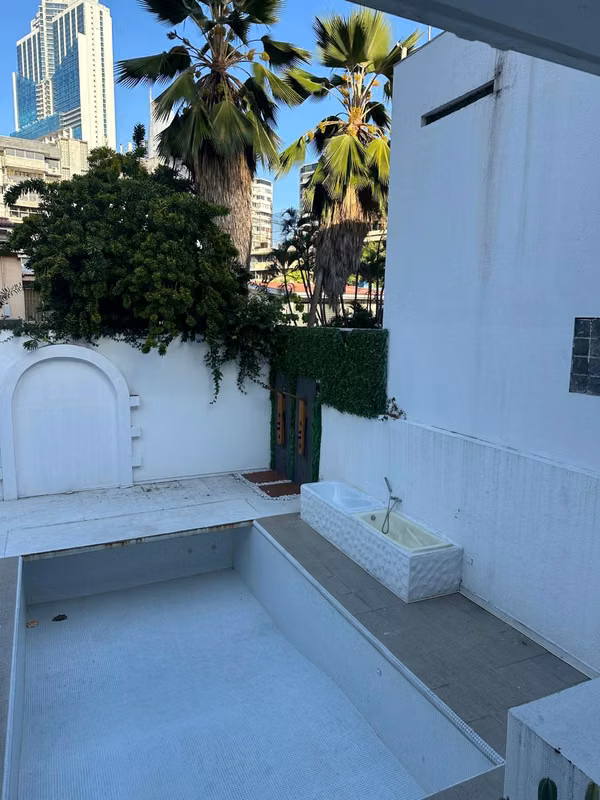 Propiedad exclusiva de uso mixto en Paitilla con Piscina