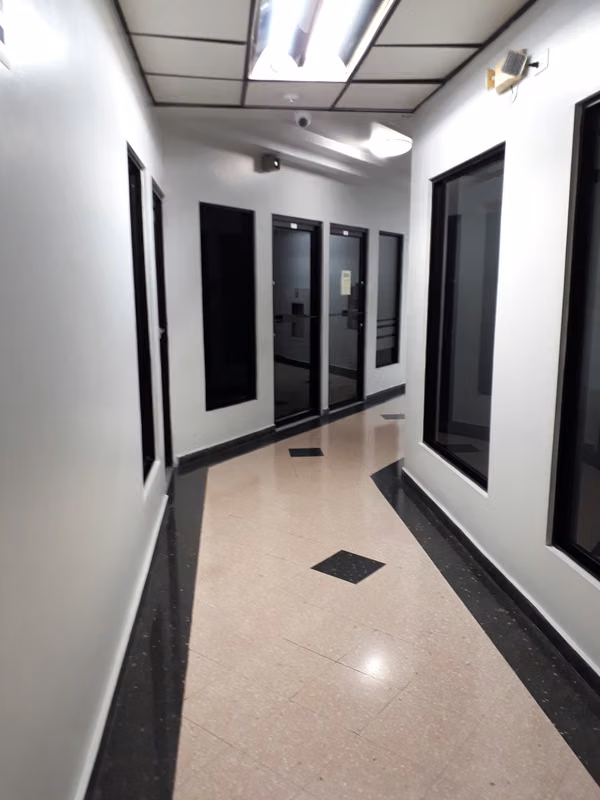 AVAILABLE OFFICE 37 MTS / BUILDING SQUARE ADVENTURE - GOLD