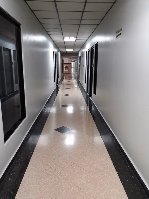 AVAILABLE OFFICE 37 MTS / BUILDING SQUARE ADVENTURE - GOLD
