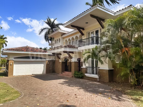 OPORTUNIDAD! Se vende Amplia Casa en Tucán Country Cocoli