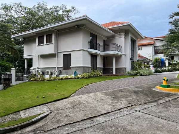 SOLD HOUSE IN RESIDENTIAL ROAD OF CROSSES, GOLD