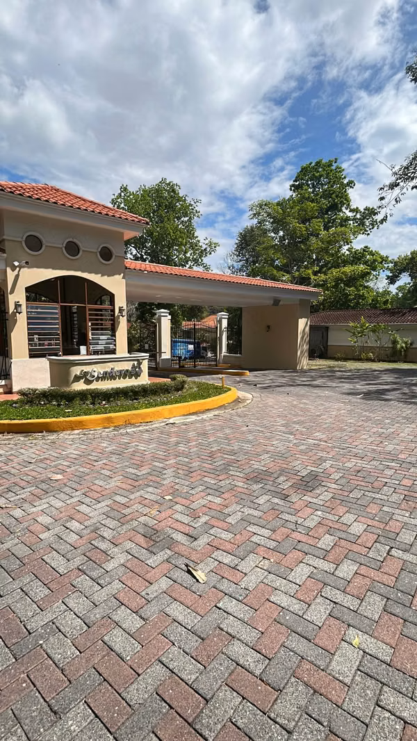 SE VENDE CASA EN LOS SENDEROS DE CAMINO DE CRUCES – CLAYTON