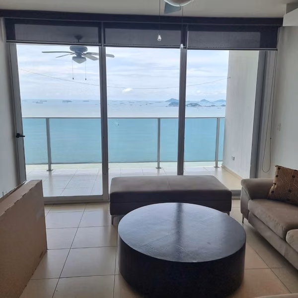 Se alquila hermoso apartamento en Av Balboa