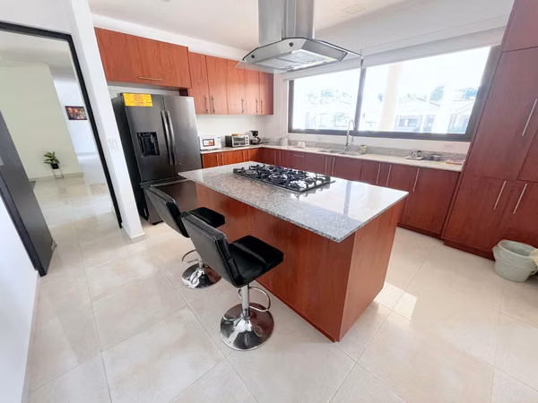 SE VENDE CASA en la HACIENDA COUNTRY CLUB - CERRO AZUL