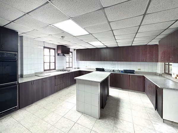 Landmark Building for sale, adjacent to City Hall, on Cuba Ave. ID 25331