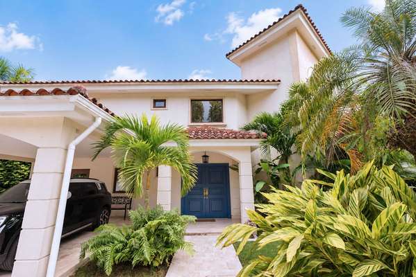 Melissa Foster Luxury Sells Beautiful House with Pool in Albrook MFR1900