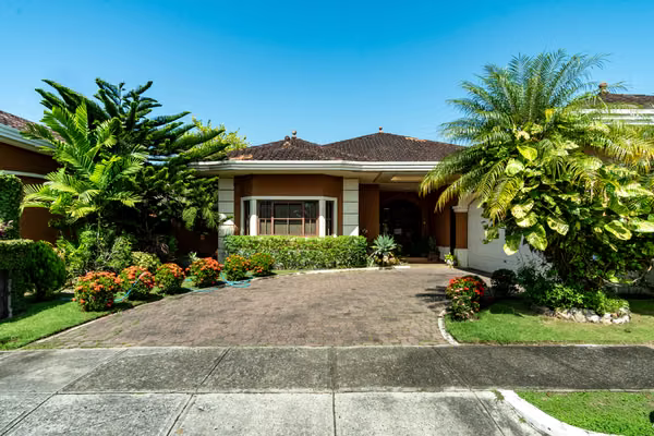 Hermosa casa en venta en Sunset Coast