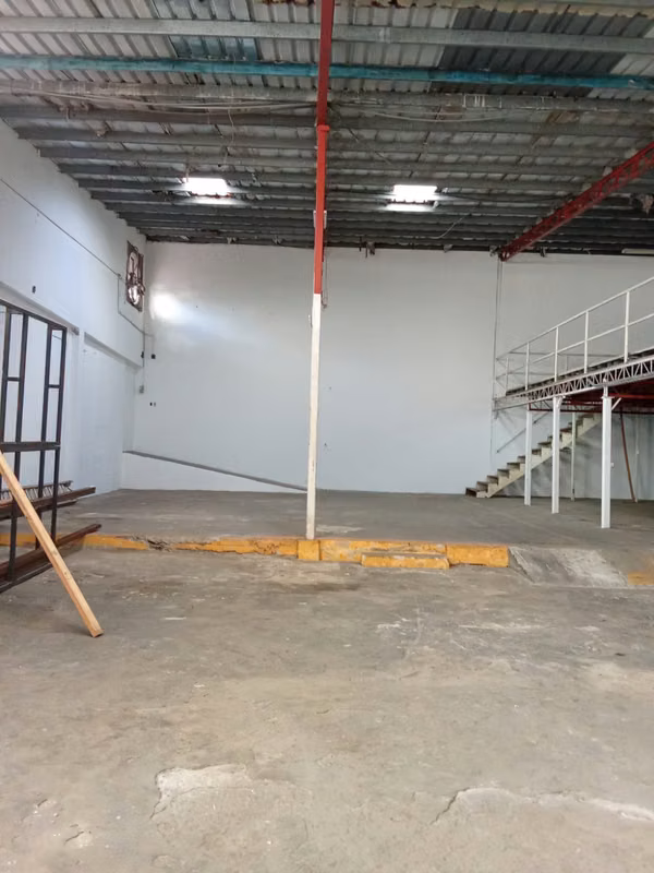 Deposit rental 600 mts2 in Ave. El Paical, Los Angeles