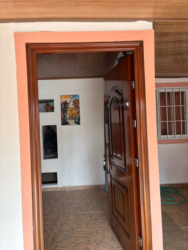 ¡OPORTUNIDAD ÚNICA! CASA REMODELADA EN ALTOS DEL CRISOL (CAMRO)