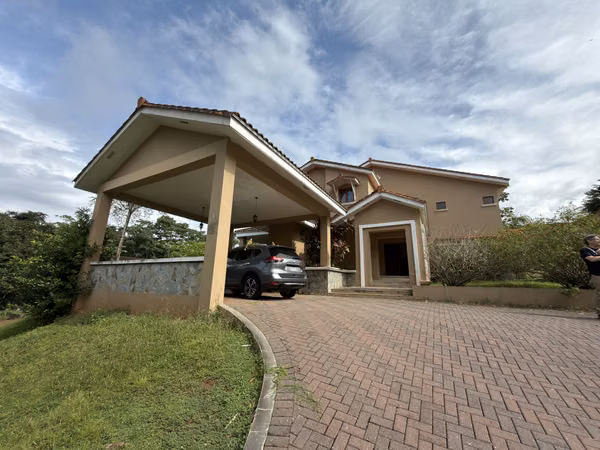 House for sale in Clayton, Sendero de camino de cruces
