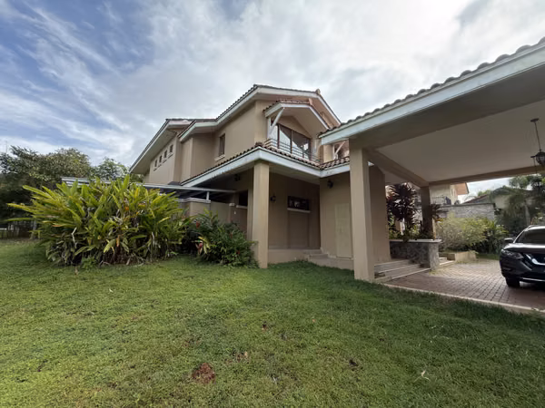 House for sale in Clayton, Sendero de camino de cruces