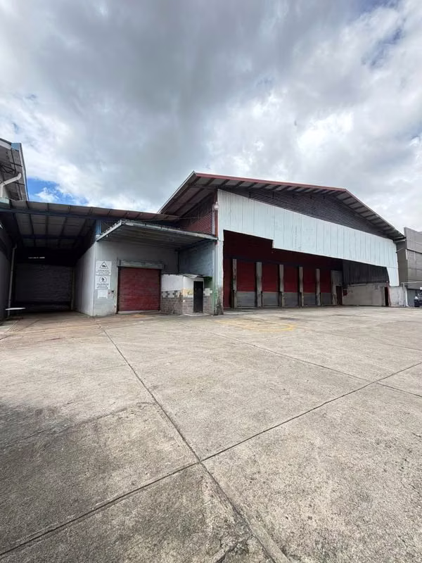Alquiler de Galera 8000m2 en Milla 8