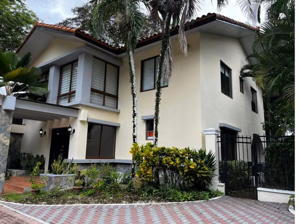 Residencia familiar con piscina en alquiler en Camino de Cruces, cerca de Ciudad del Saber