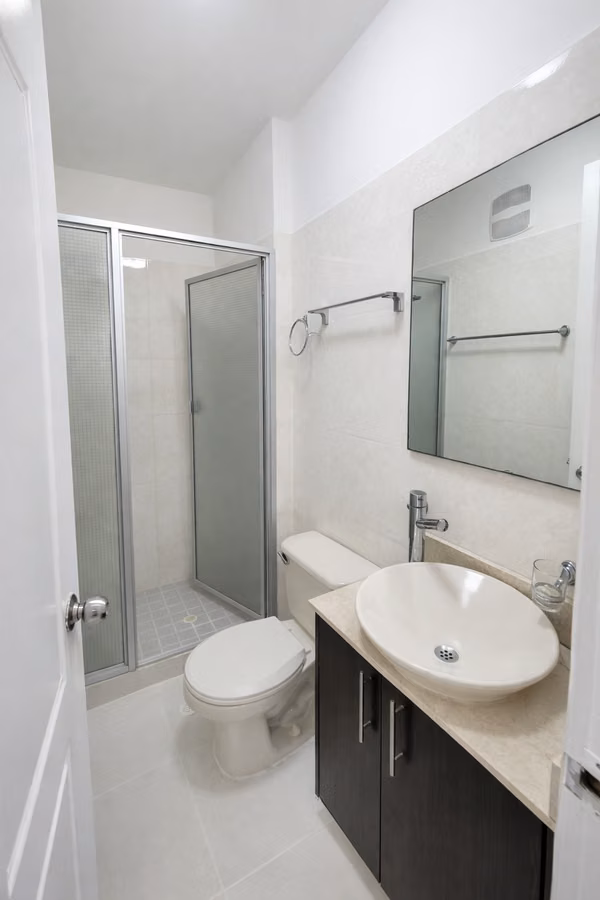 Apartamento amoblado en piso alto con espectacular vista a la ciudad.