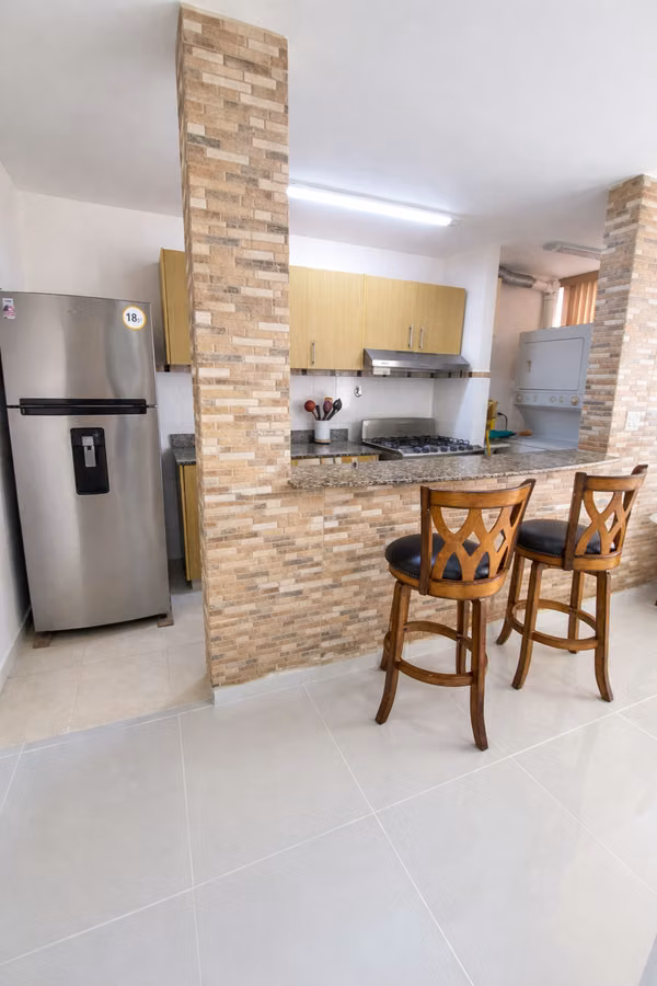 Apartamento amoblado en piso alto con espectacular vista a la ciudad.
