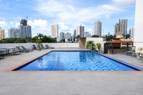 Apartamento amoblado en piso alto con espectacular vista a la ciudad.