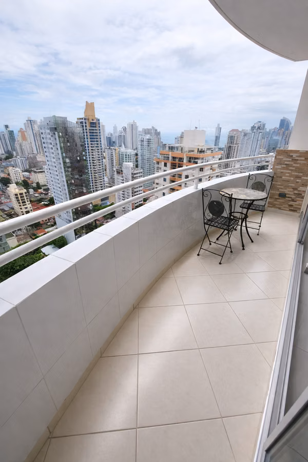 Apartamento amoblado en piso alto con espectacular vista a la ciudad.