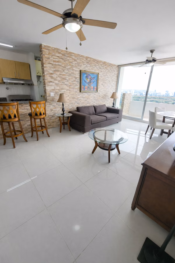 Apartamento amoblado en piso alto con espectacular vista a la ciudad.