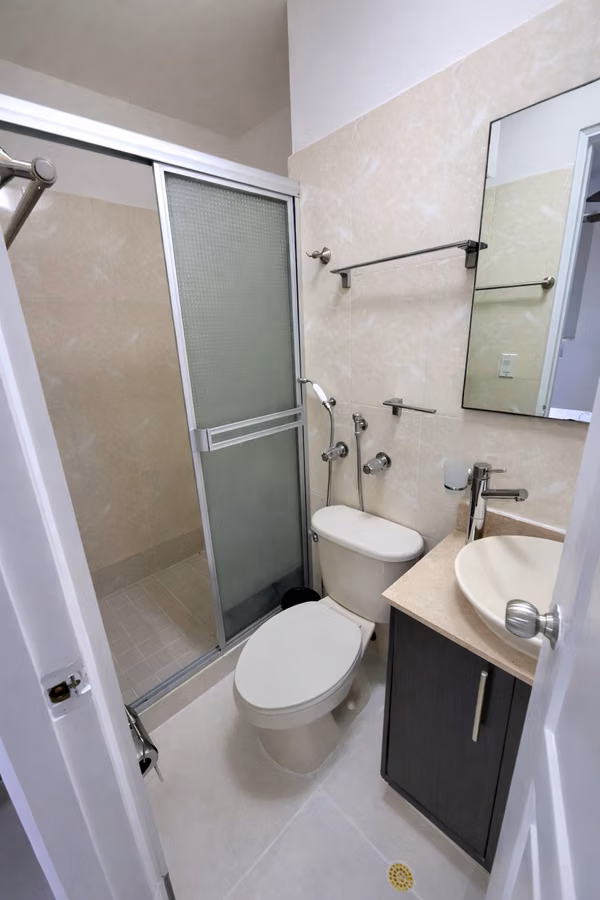 Apartamento amoblado en piso alto con espectacular vista a la ciudad.