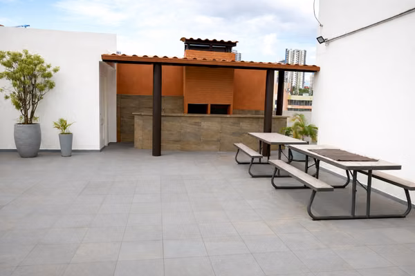 Apartamento amoblado en piso alto con espectacular vista a la ciudad.